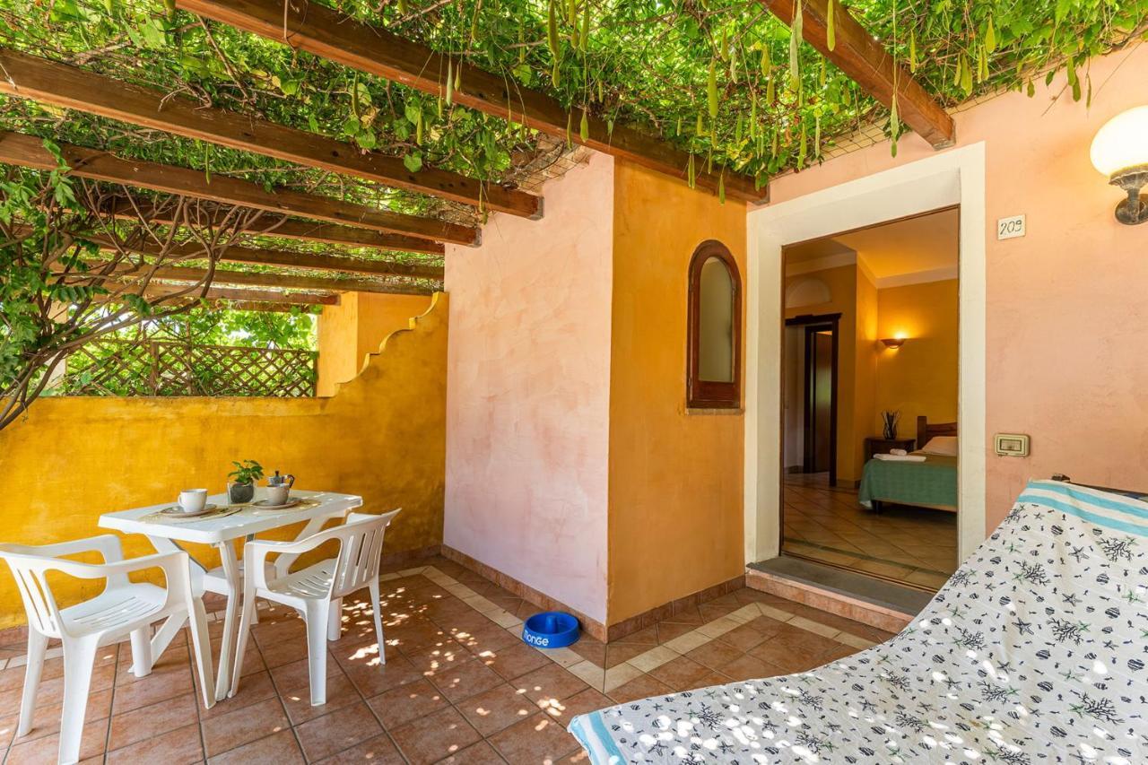 Apartments In Residence With Swimming Pool In Santa Margherita Di Pula, 250 Meters From The Sea 外观 照片